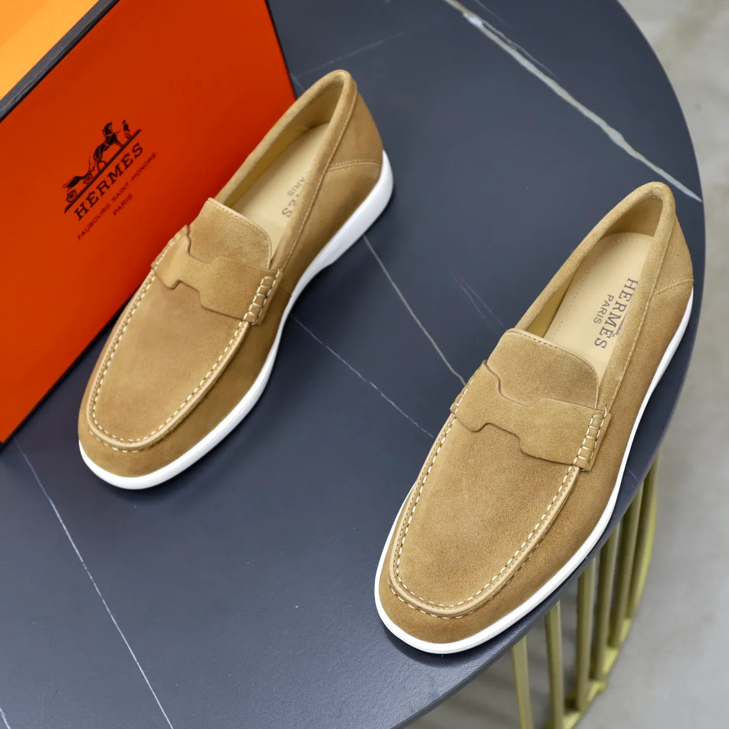 Ex-factory price: 540💰Hermès/Hermès slip-on men's shoes. This shoe is made of imported cow suede leather, with simple and smooth lines, and a 3CM rubber foam ultra-light sole combined with aerodynamic design! Youthful and fashionable, H button decoration, contrasting leather embellishment on the heel, calf lining to gently wrap your feet, with embossed logo cowhide feet, leather rock strips, casual and urban style, highlighting youthful vitality, sports and leisure version, super versatile Size number: 38-39-40-41-42-43-44 Standard leather shoe size (45 can be customized but does not support returns)